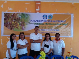 Tim Pengabdian kepada Masyarakat untuk Produk Unggulan VCO (dari kiri ke kanan: Dr. Ivonne Telussa, M.Si, Dr. Serly J. Sekewael, M.Si, Dr. Imanuel B. D. KApelle, M.Si., Shielda N. Joris, S.Si., M.Si., Stephanie P. Sohilait, S.Si., M.Sc.