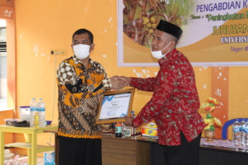 Penyerahan Piagam Penghargaan